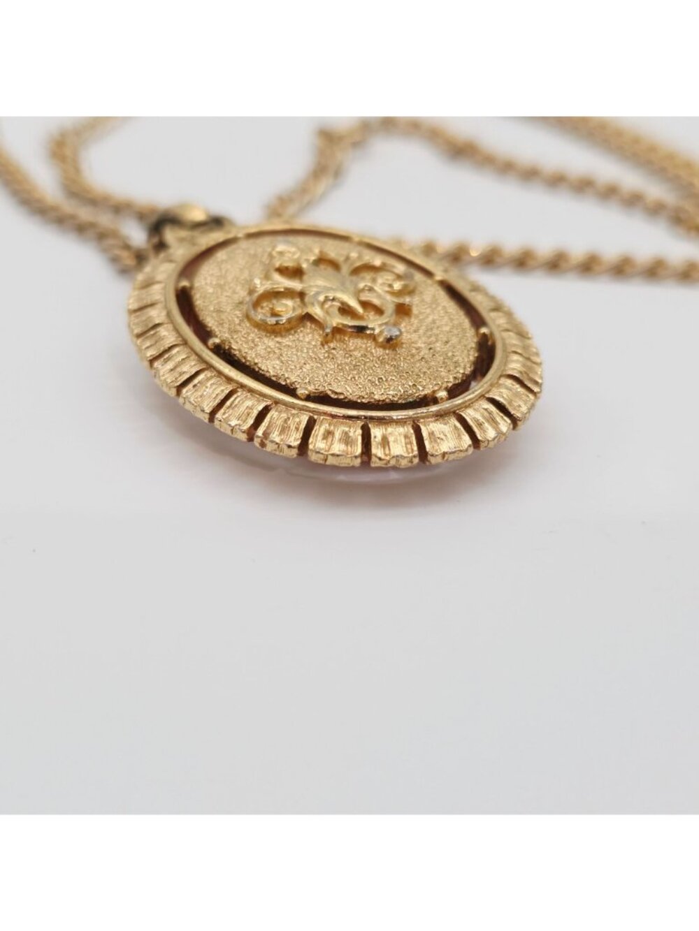 Gold-Tone Cameo Pendant Necklace Ornate Detailing & Long Chain Oval Reversible - Picture 6 of 9